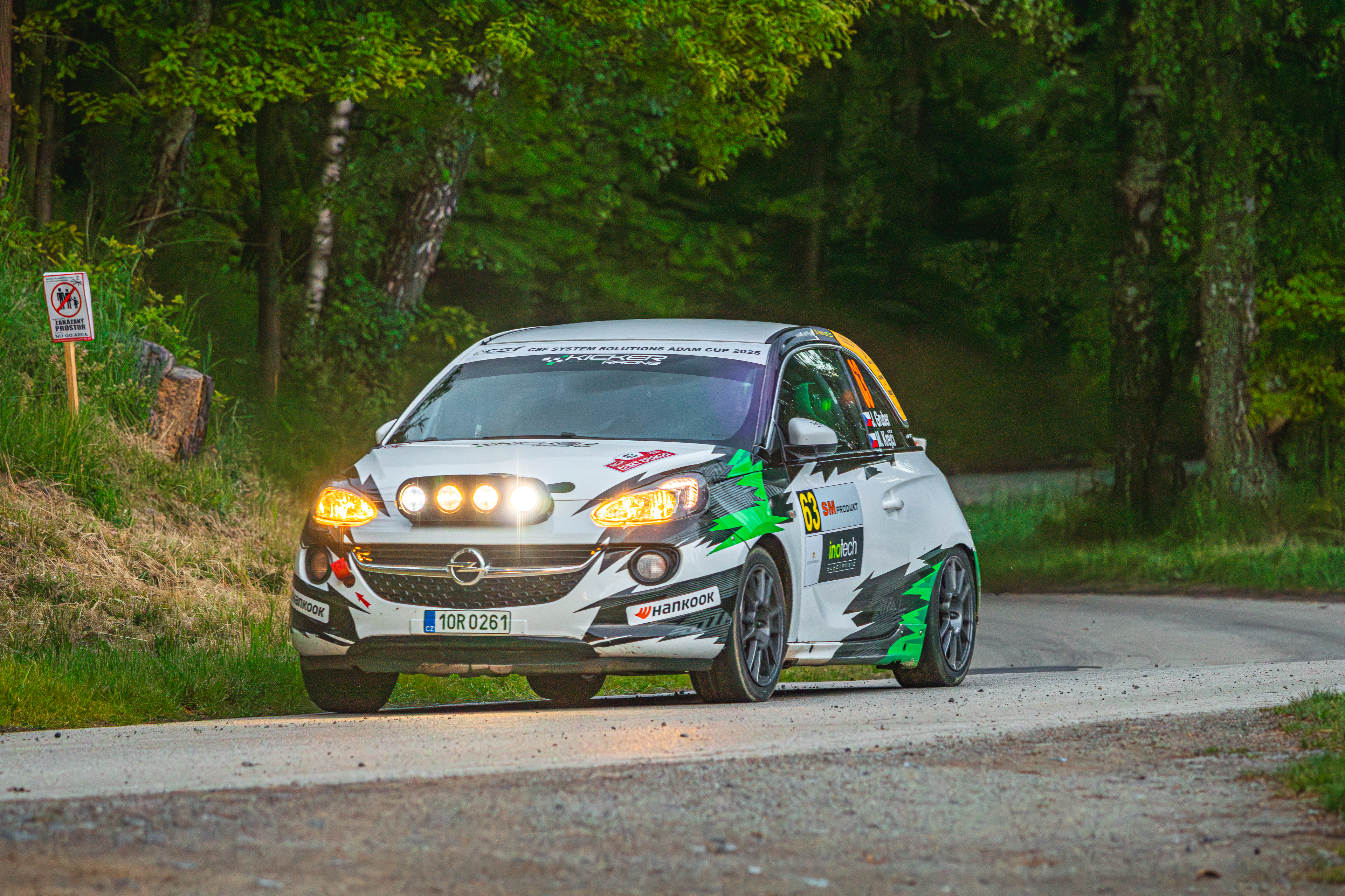 HG Racing – závodní vůz v noci se světly